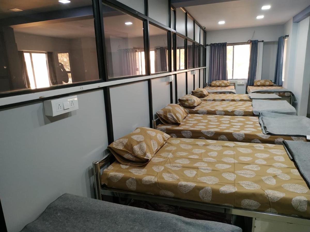 ואדודרה Shiv Sai Dormitory מראה חיצוני תמונה